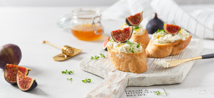 Fig,,Cream,Cheese,And,Honey,Sandwiches.,Canape,Or,Crostini,With