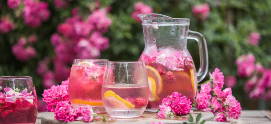 Summer,Refreshment,Drinks.,Light,Pink,Rose,Cocktail,,With,Rose,Wine