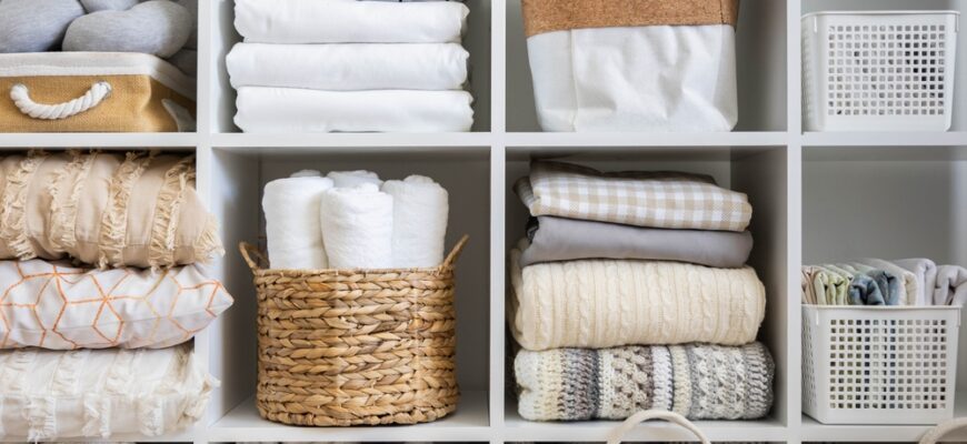 Bed,Linens,Closet,Neatly,Arrangement,On,Shelves,With,Copy,Space