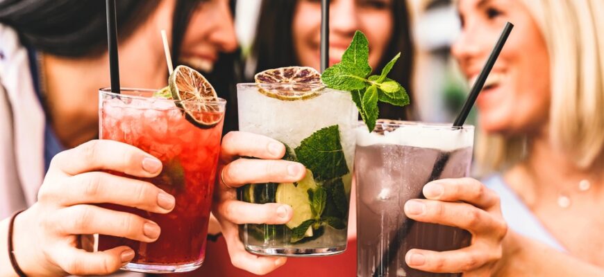 Group,Of,Happy,Friends,Toasting,And,Drinking,Fancy,Cocktails,At