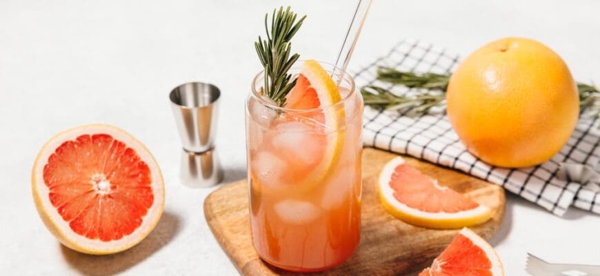 Grapefruit,Cocktail,With,Rosemary,Garnish,In,A,Glass,,Served,On