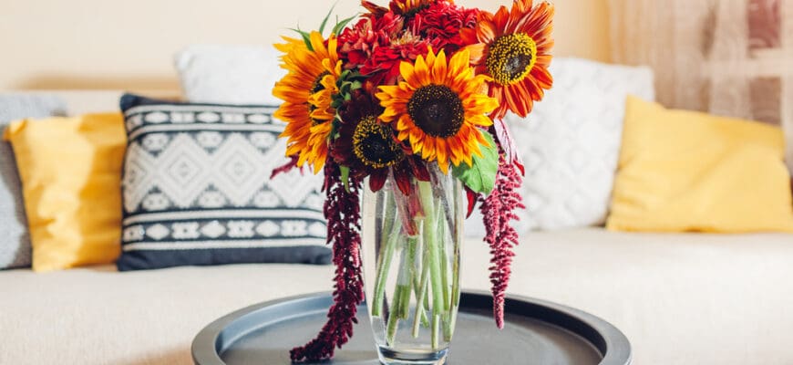 Fresh,Sunflowers,And,Zinnia,Flowers,Put,In,Vase,In,Living