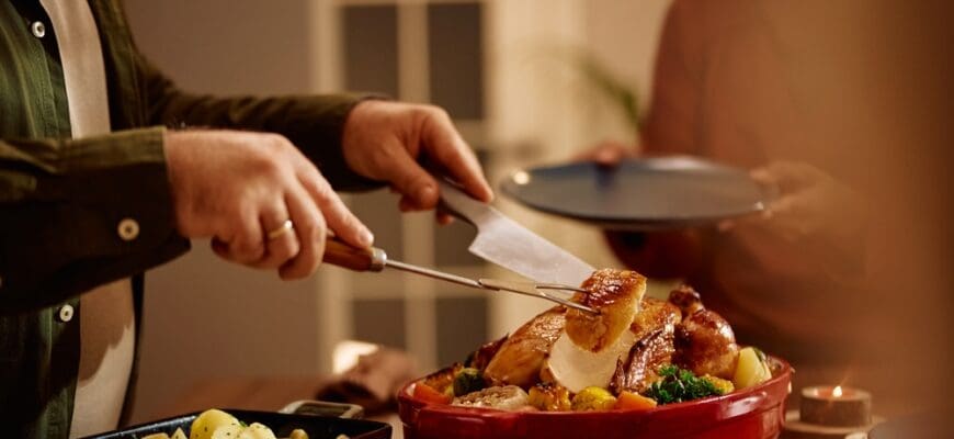 Cloe,Up,Of,Man,Carving,Roast,Turkey,During,Thanksgiving,Dinner