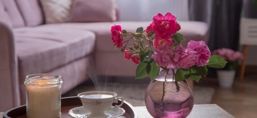 Coxy,Interior,With,Bouquet,Of,Roses,,Burning,Candle,And,Cup