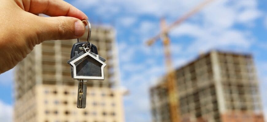 Keychain,In,House,Shape,And,Key,In,Male,Hand,On